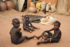 Enfants dans le village de Sé